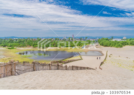 （静岡県）中田島砂丘から浜松市街を望む 103970534