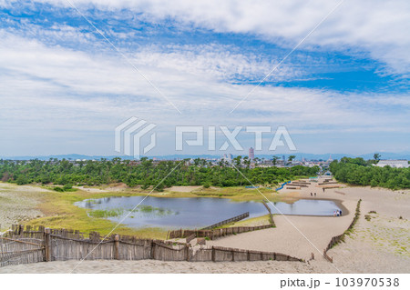 （静岡県）中田島砂丘から浜松市街を望む 103970538