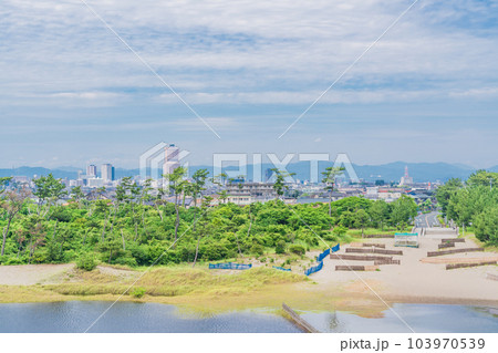 (静岡県)中田島砂丘から浜松市街を望む (静岡県)中田島砂丘から浜松市街を望む 103970539