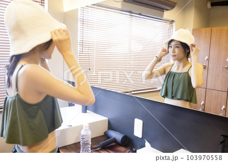 ロッカールームでサウナに入る準備をするサウナ女子 ロッカールームでサウナに入る準備をするサウナ女子 103970558