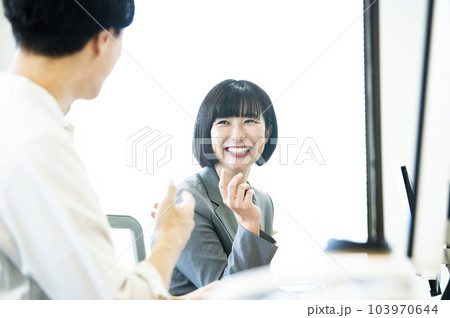 オフィスで会話する女性社員 オフィスで会話する女性社員 103970644