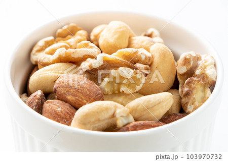 ミックスナッツ(アーモンド･カシューナッツ･クルミ)。(白バック) 103970732