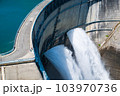黒部ダムの観光放水 103970736