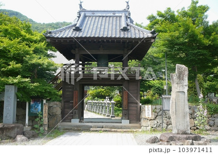 法泉寺の鐘楼門【武田信武・信玄・勝頼の菩提寺】山梨県甲府市 法泉寺の鐘楼門【武田信武・信玄・勝頼の菩提寺】山梨県甲府市 103971411