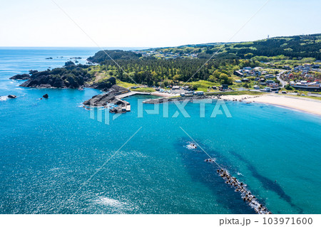 「青森県」ドローンで白浜海水浴場を空撮する 103971600