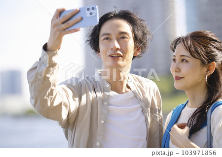 屋外で自撮りする若いカップル 103971856