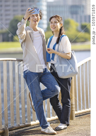 屋外で自撮りする若いカップル 103971859