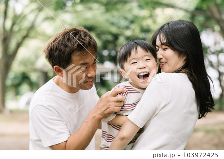 ママに抱っこされて喜ぶ子供・笑顔の家族 ママに抱っこされて喜ぶ子供・笑顔の家族 103972425