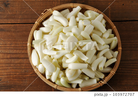 下ごしらえした生らっきょう 103972707