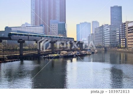 東京モノレールと芝浦西運河 103972813