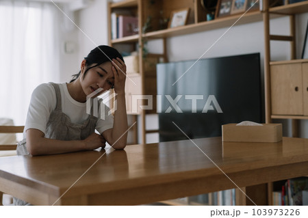 かぜ・頭痛・熱・体調不良の女性 かぜ・頭痛・熱・体調不良の女性 103973226