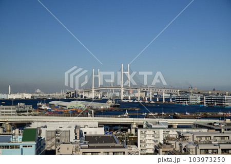 横浜ベイブリッジと港 103973250