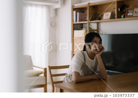 かぜ・頭痛・熱・鬱・体調不良の女性 かぜ・頭痛・熱・鬱・体調不良の女性 103973337