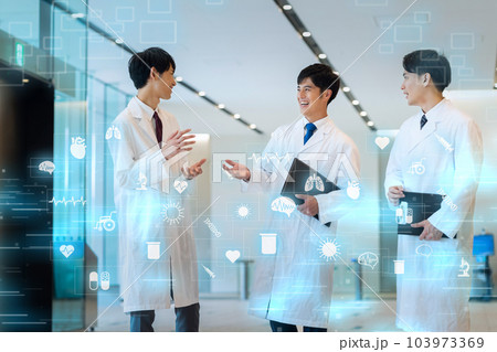 会議をする白衣の男性　撮影協力「LINK FOREST」 103973369