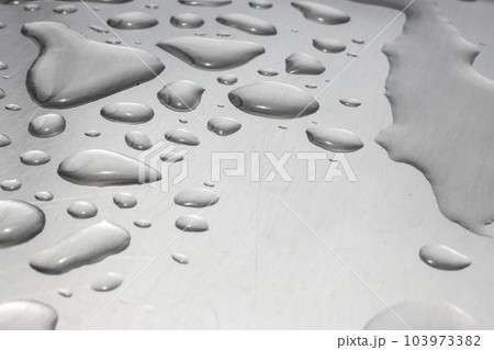 銀色の鉄板の上に水滴が乗っている画像 103973382