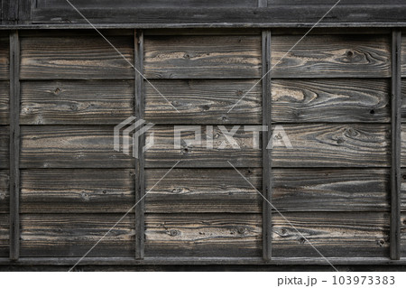 木材で造られた日本の古民家の壁面 103973383