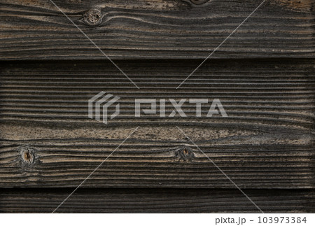 木材で造られた日本の古民家の壁面 103973384