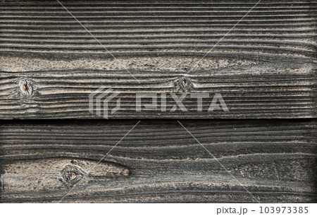 木材で造られた日本の古民家の壁面 103973385