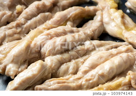 鶏肉(若鶏セセリ)をフライパンで焼く。 103974143