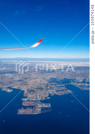ミナト横浜の本牧ふ頭コンテナターミナルを空撮(神奈川県横浜市) ミナト横浜の本牧ふ頭コンテナターミナルを空撮(神奈川県横浜市) 103974148