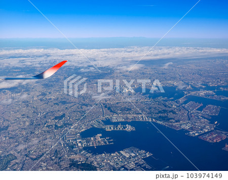 ミナト横浜の本牧ふ頭コンテナターミナルを空撮(神奈川県横浜市) ミナト横浜の本牧ふ頭コンテナターミナルを空撮(神奈川県横浜市) 103974149