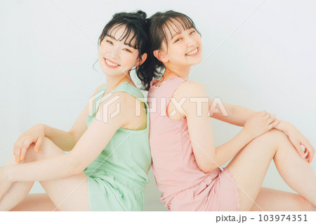 女性　ビューティー　2人 103974351