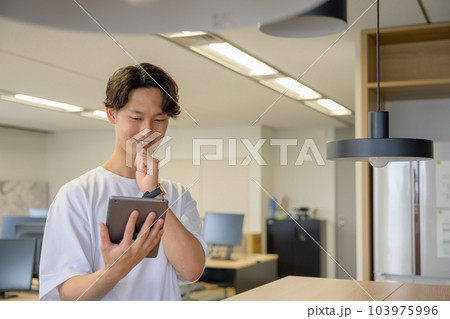 オフィスで考える若いビジネスマン 103975996