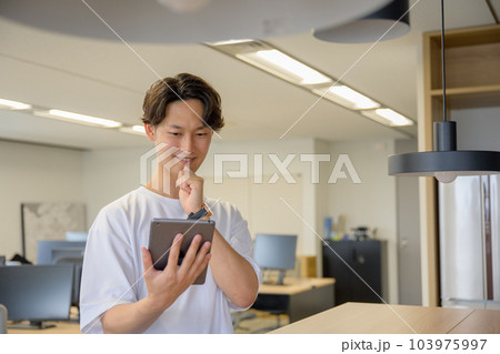 オフィスで考える若いビジネスマン オフィスで考える若いビジネスマン 103975997