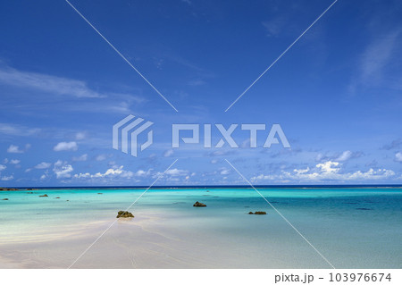 沖縄県宮古島のエメラルドグリーンの海21 沖縄県宮古島のエメラルドグリーンの海21 103976674