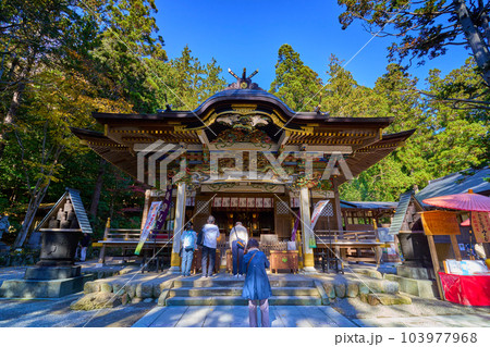 埼玉県長瀞町の寳登山(ほどさん)神社拝殿と参拝者 埼玉県長瀞町の寳登山(ほどさん)神社拝殿と参拝者 103977968