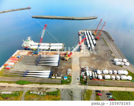 初夏の北海道江差町江差港で風力発電風車の部品を貨物船から荷卸しする風景を撮影 103978165