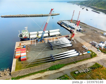初夏の北海道江差町江差港で風力発電風車の部品を貨物船から荷卸しする風景を撮影 初夏の北海道江差町江差港で風力発電風車の部品を貨物船から荷卸しする風景を撮影 103978180