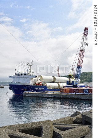 初夏の北海道江差町江差港で風力発電風車の部品を貨物船から荷卸しする風景を撮影 初夏の北海道江差町江差港で風力発電風車の部品を貨物船から荷卸しする風景を撮影 103978184