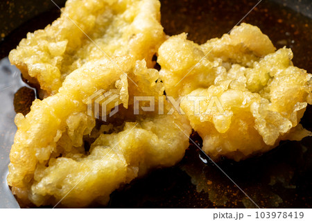 揚げ物(鱧の天ぷら)卵とじ調理シーン。麺つゆと水の入ったフライパンで煮る。 揚げ物(鱧の天ぷら)卵とじ調理シーン。麺つゆと水の入ったフライパンで煮る。 103978419