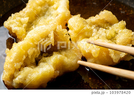 揚げ物(鱧の天ぷら)卵とじ調理シーン。麺つゆと水の入ったフライパンで煮る。 103978420