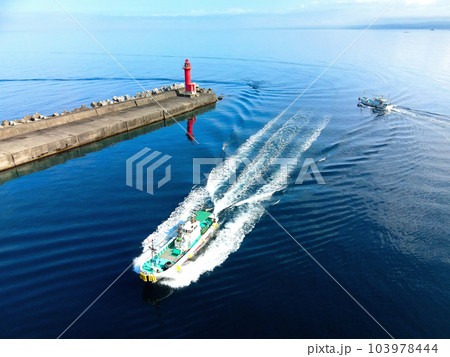 初夏の北海道江差町江差港に出入港する漁船の風景を撮影 103978444