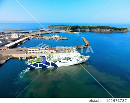 初夏の北海道江差町江差港に入港する奥尻フェリーの風景を撮影 初夏の北海道江差町江差港に入港する奥尻フェリーの風景を撮影 103978727