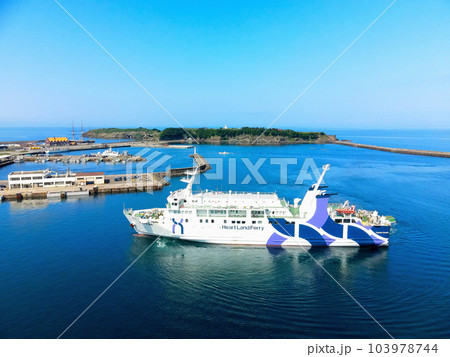 初夏の北海道江差町江差港に入港する奥尻フェリーの風景を撮影 初夏の北海道江差町江差港に入港する奥尻フェリーの風景を撮影 103978744