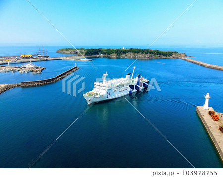 初夏の北海道江差町江差港に入港する奥尻フェリーの風景を撮影 103978755