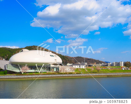 綺麗な青空と桜が咲く春の石ノ森萬画館・宮城県石巻市 103978825