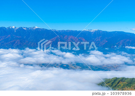 【雲海素材】秋の陣馬形山から眺める伊那谷の雲海【長野県】 103978936
