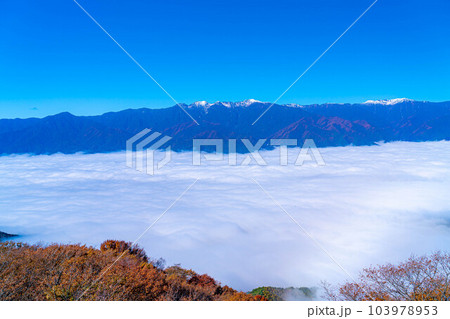 【雲海素材】秋の陣馬形山から眺める伊那谷の雲海【長野県】 103978953