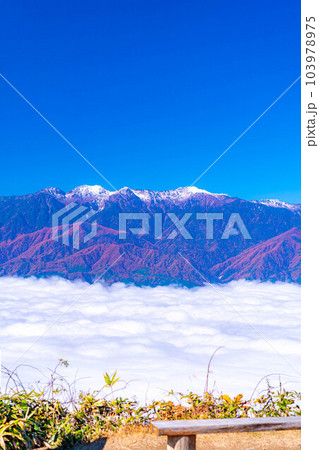 【雲海素材】秋の陣馬形山から眺める伊那谷の雲海【長野県】 103978975