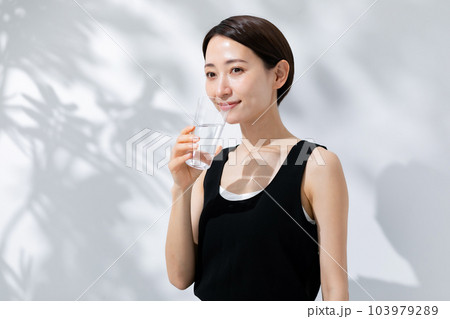 水を飲む女性 日差し ビューティー 水を飲む女性 日差し ビューティー 103979289
