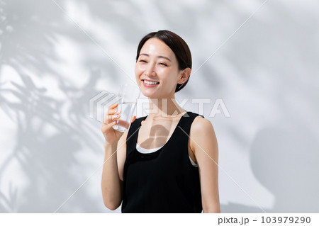 水を飲む女性　日差し　ビューティー 103979290