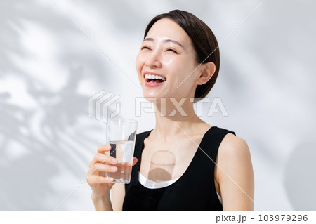 水を飲む女性 日差し ビューティー 水を飲む女性 日差し ビューティー 103979296