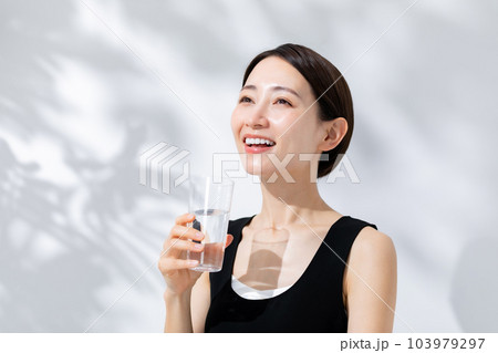 水を飲む女性　日差し　ビューティー 103979297