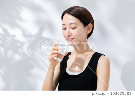 水を飲む女性　日差し　ビューティー 103979302