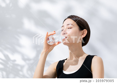 水を飲む女性　日差し　ビューティー 103979305