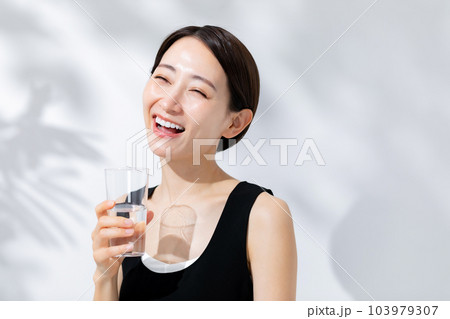 水を飲む女性　日差し　ビューティー 103979307